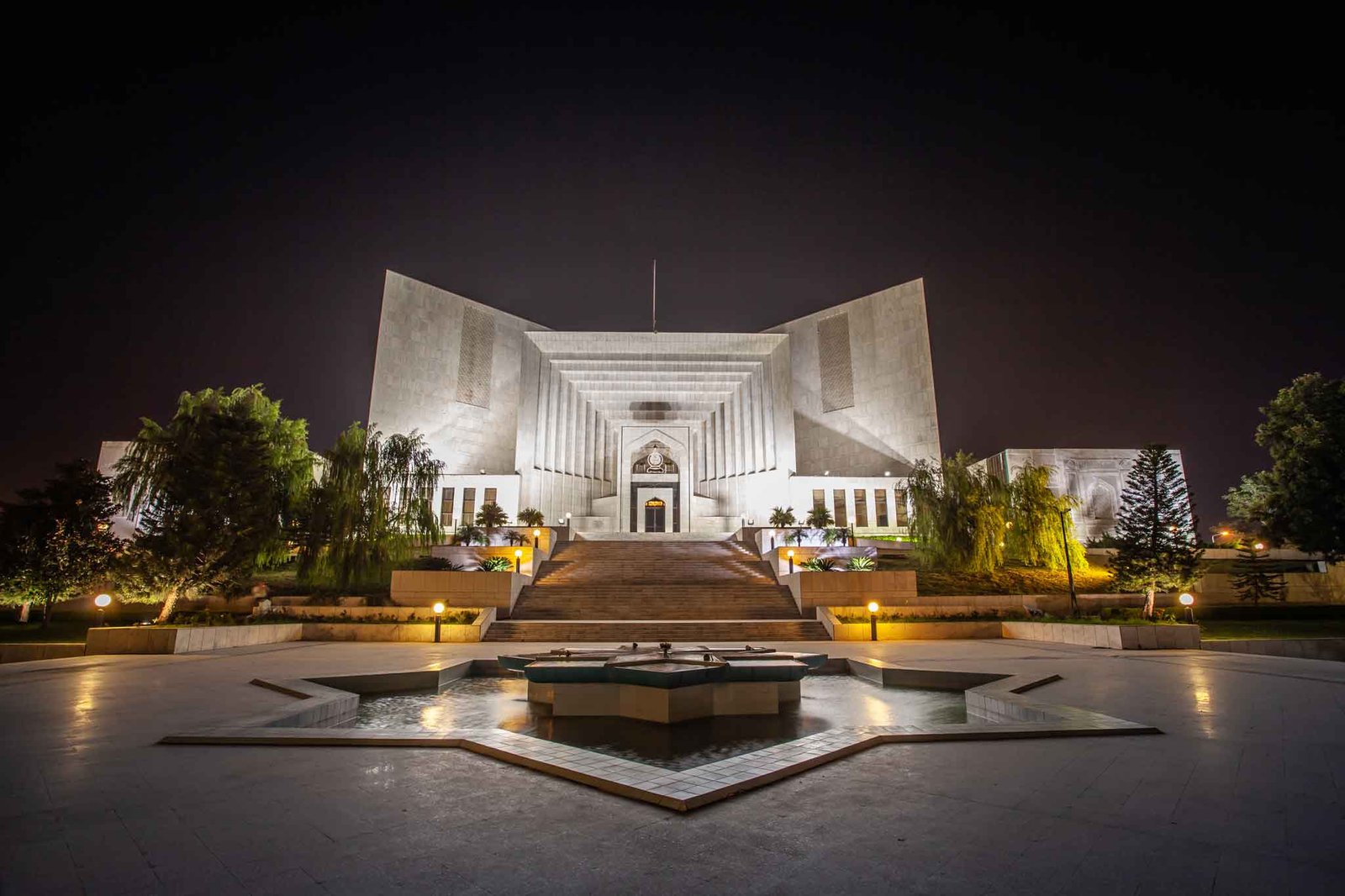 SC orders removal of encroachments from public Roads and pavements within three days