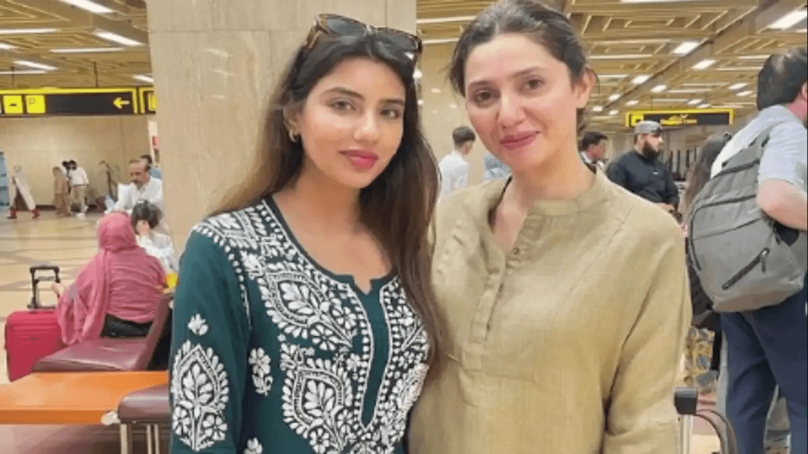 Mahira Khan encounters her doppelgänger at airport