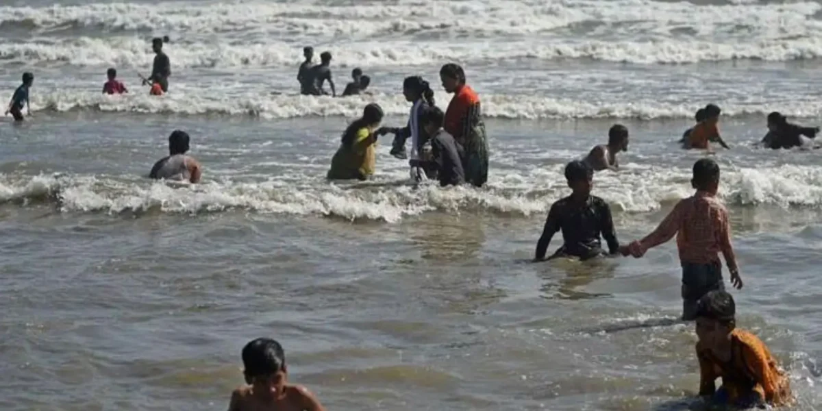 Karachi sea swimming ban