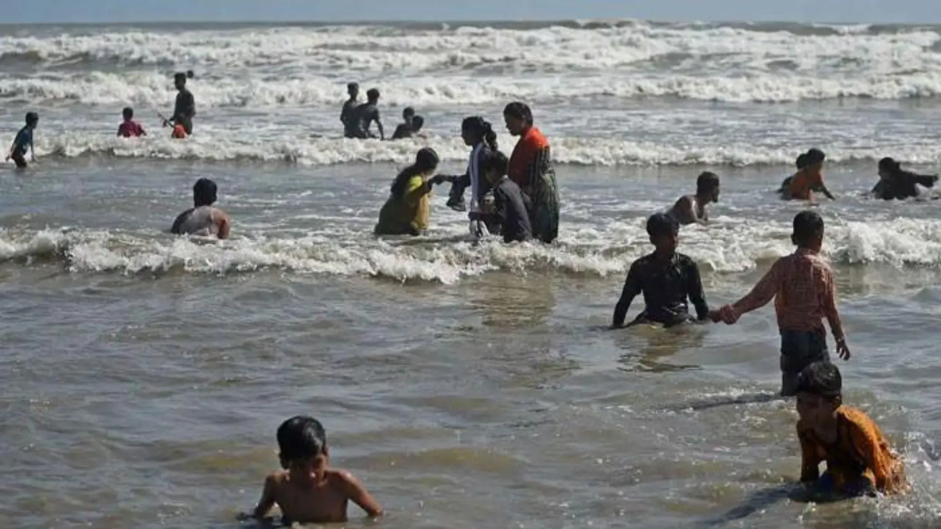 Karachi imposes month-long ban on sea swimming due to dangerous conditions