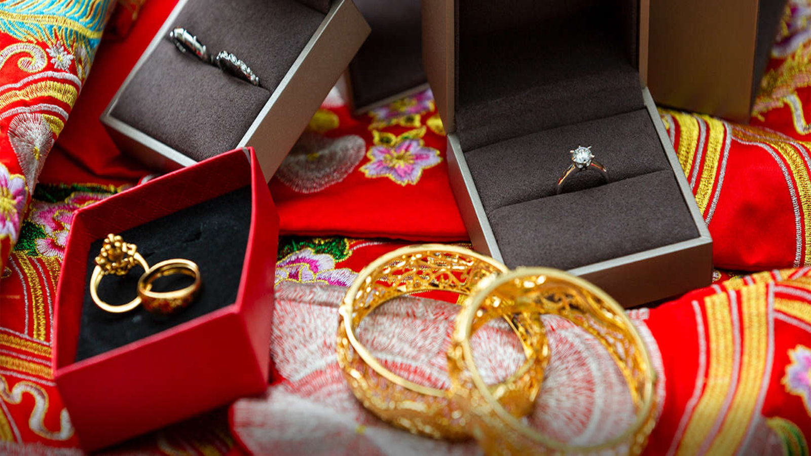 Gifts given to wife at time of marriage or before separation are non-returnable: court