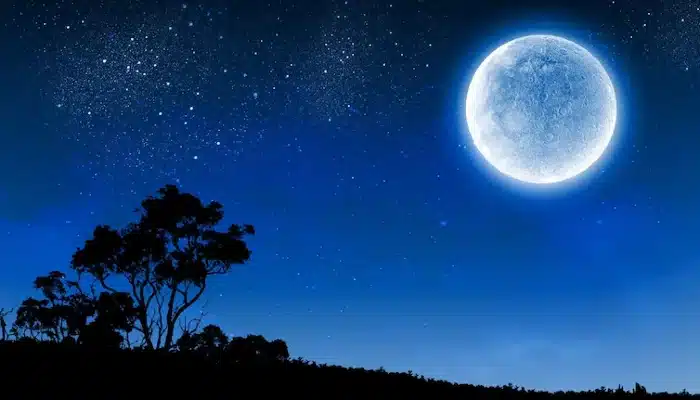 What time will the super blue moon be visible in Pakistan tonight?