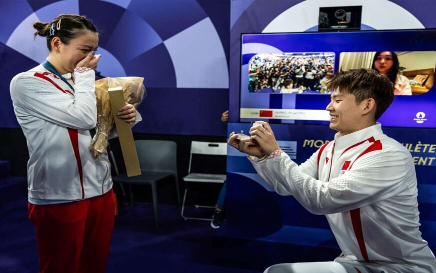 Chinese badminton player proposes to his girlfriend after she wins gold at Olympics