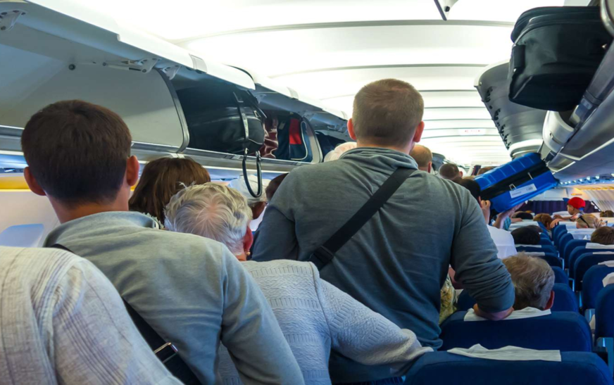 American flight makes emergency landing after passenger spots lice in woman’s hair