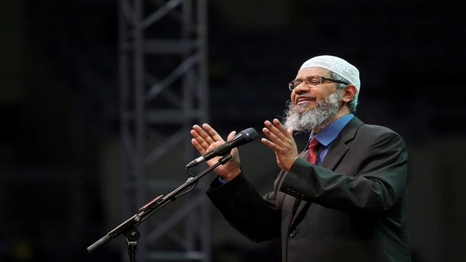 Dr Zakir Naik announces to visit Pakistan next month