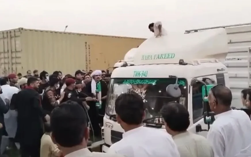 CM Gandapur breaks glasses of trailer blocking Lahore rally route