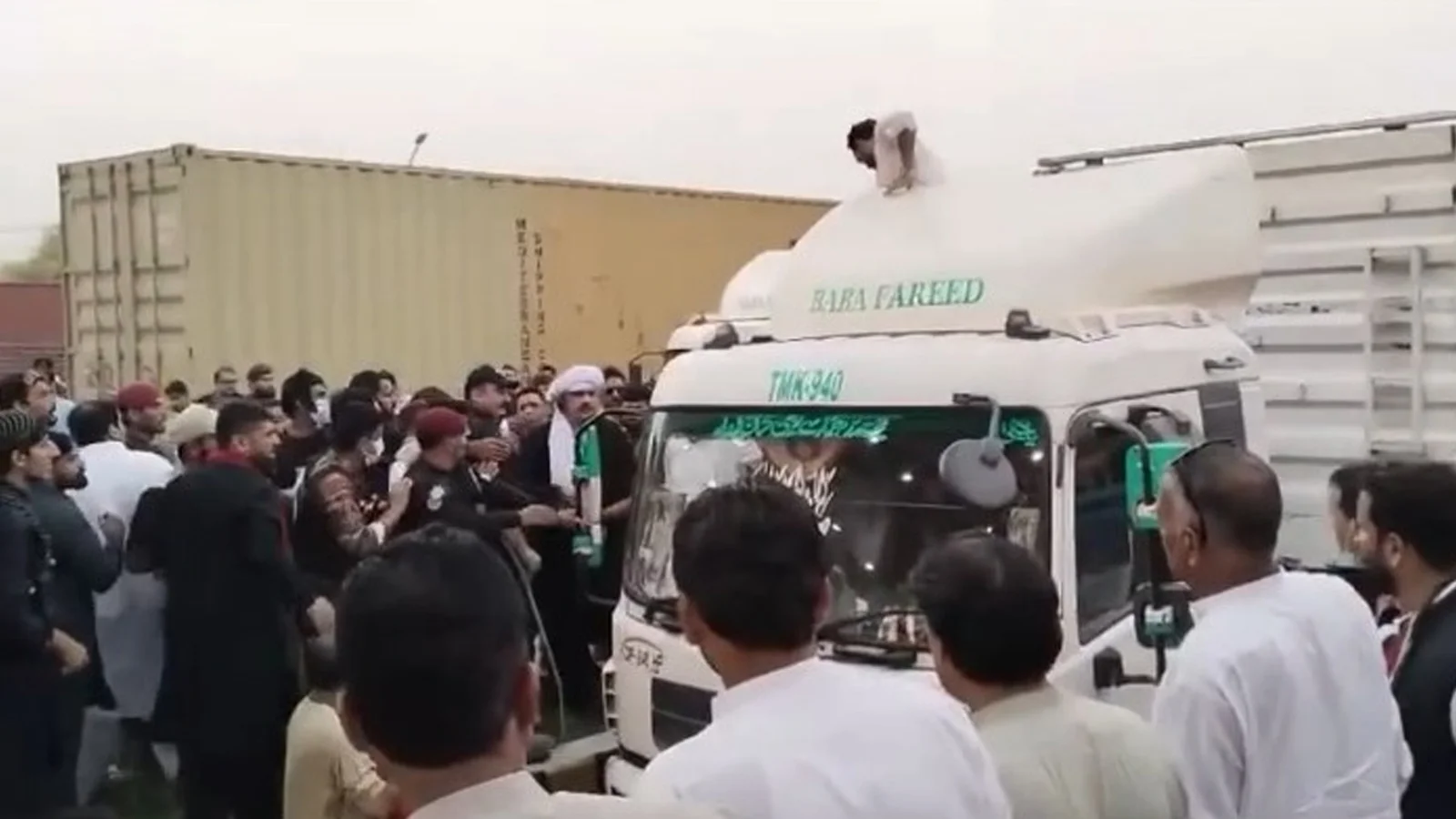 CM Gandapur breaks glasses of trailer blocking Lahore rally route