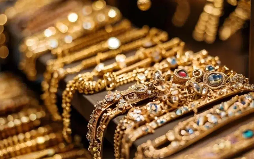 Gold price hits historic high, soars to Rs277,900 per tola