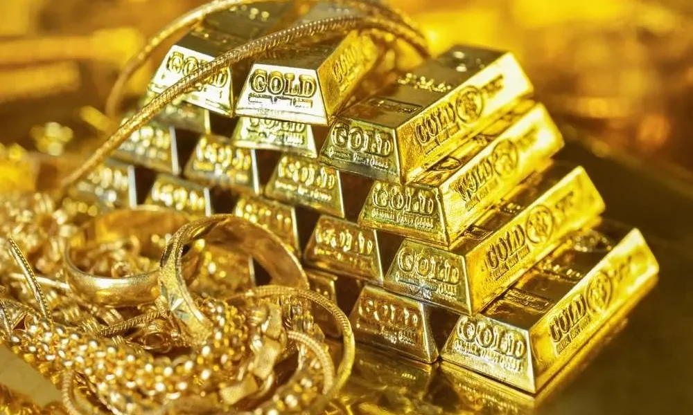 Gold price drops by Rs4,100 per tola in Pakistan