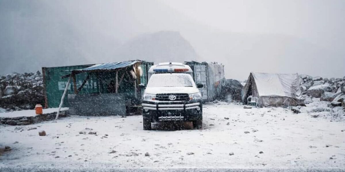 Authorities ban Naran, Babusar Top for tourists amid heavy snowfall