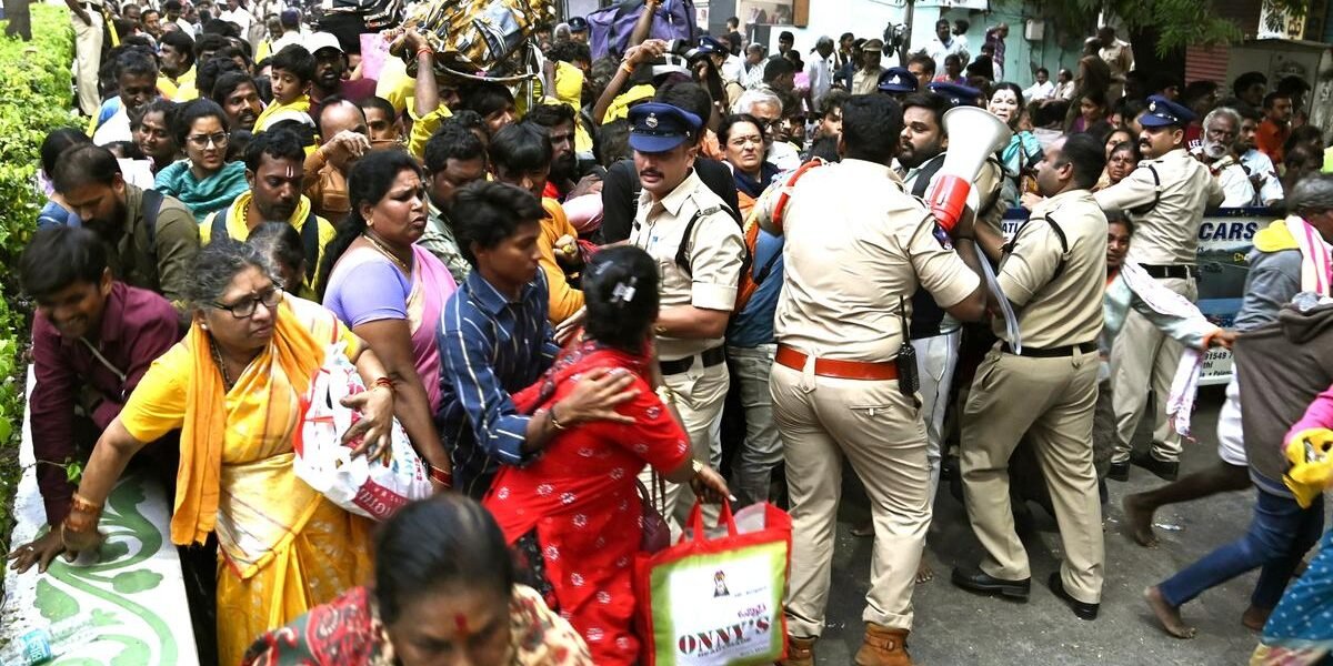 Temple stampede kills 6 in southern India