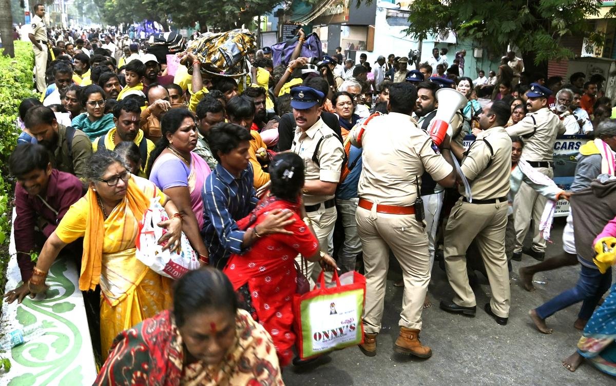 Temple stampede kills 6 in southern India